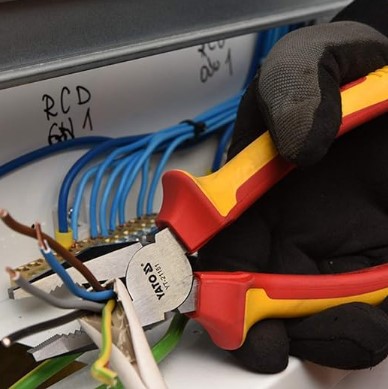 INSULATED COMBINATION PLIERS 6'' YATO