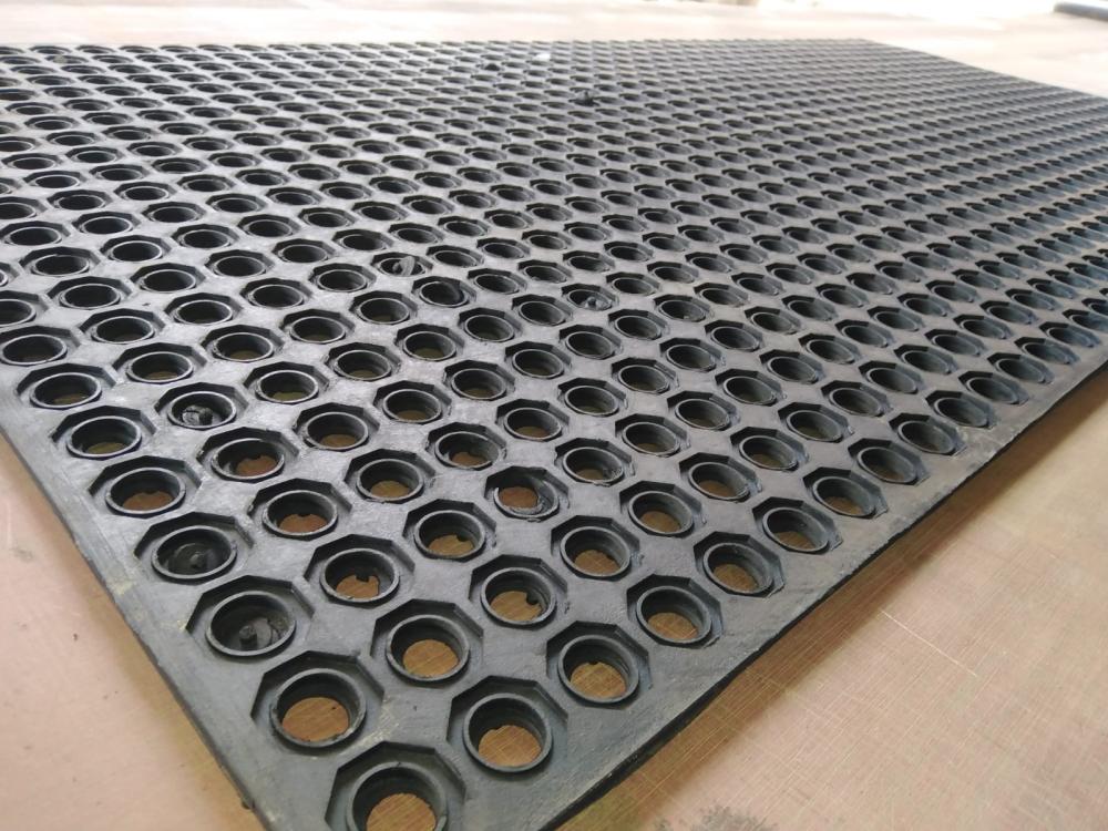 Rubber Anti Slipping Floorings With Holes For The Wet Areas Size 200 Cm * 50 Cm * 10 Mm