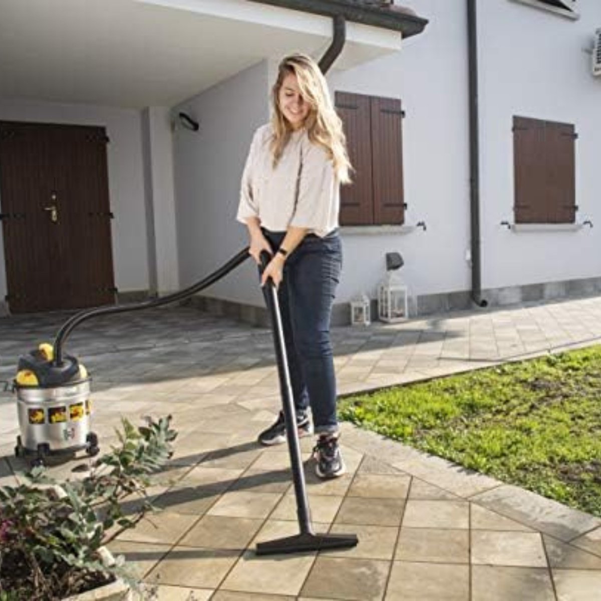 مكنسه كهربائيه فاكيوم للتنظيف الجاف والرطب 1200 وات سعه 20 لتر ستانلى - ايطالي الصنع