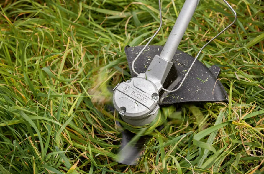 جزازة أعشاب لاسلكية بجهد 18 فولت من بوش