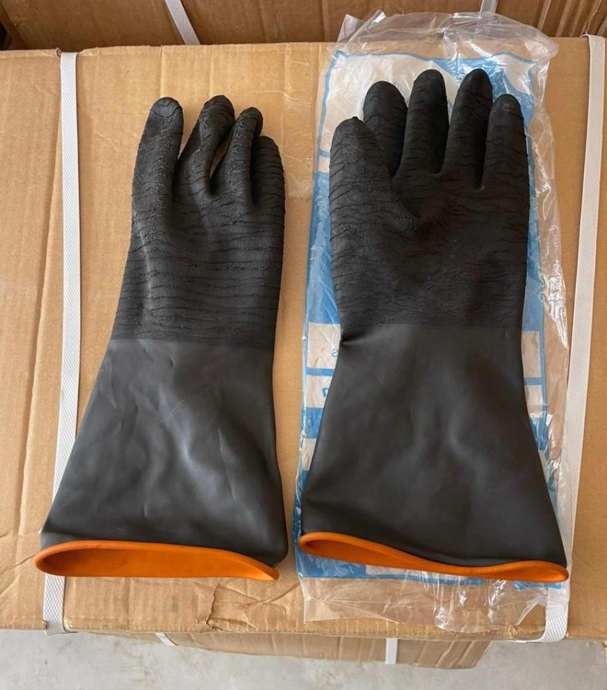 Black Rubber Gloves For Chemicals And Paints.